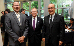 Fulton County Presidente John Eaves, Conselho de Assuntos Mundial vice-presidente executivo Cedric Suzman, e Stephen Kay em um painel Câmara Americana de Comércio do Brasil na economia do Brasil.