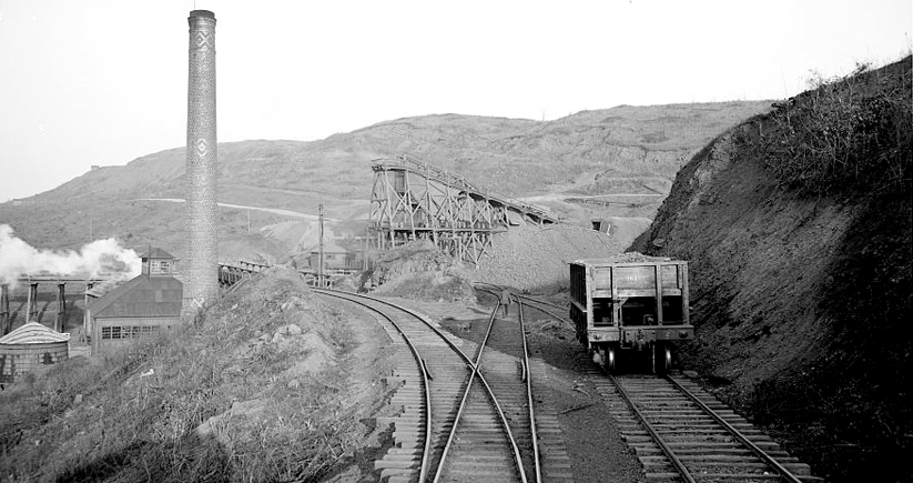 An iron mine on Red Mountain in Birmingham, ca. 1906. Photo courtesy of the Library of Congress Photographic Archives