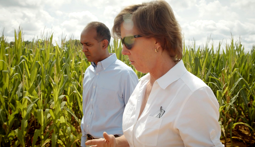 Birmingham Regional Executive Anoop Mishra talks with Alabama farmer Larkin Martin, a member of the Atlanta Fed agriculture advisory council.