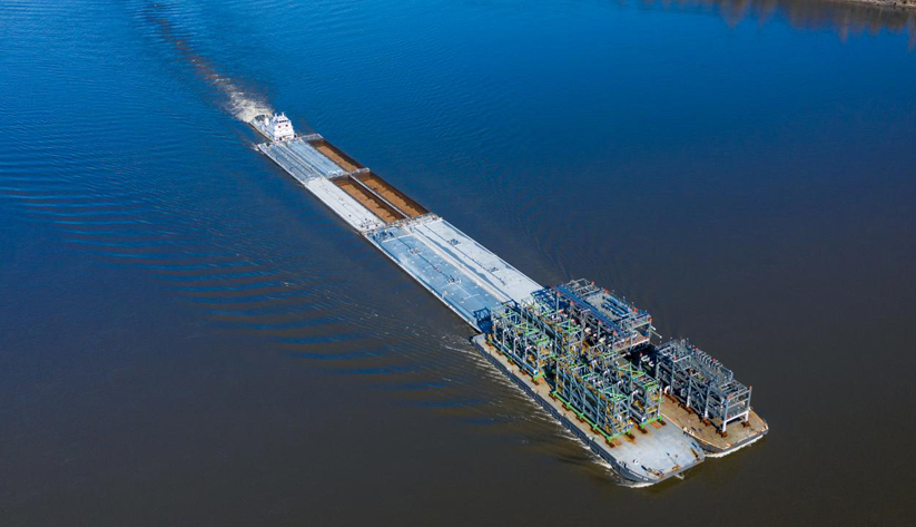 Tugs hauling preassembled pieces of big construction projects along
the Mississippi River
